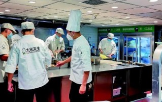 连锁餐饮店上班好不好,厨师快餐店怎么样赚钱