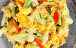 花菜炒蛋是哪里（菜花炒蛋的热量是多少）
