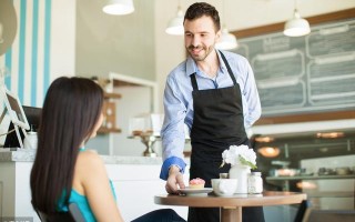 餐饮服务员怎样迎客送客,餐饮行业怎么样为客人服务呢