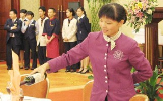 餐饮中服务员应该怎样给客人最好的服务,餐饮怎么样服务好客人呢