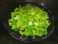 芹菜去哪里火（芹菜要焯水还是生炒好）