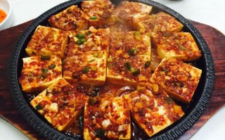 铁板豆腐是哪里的小吃（铁板豆腐的豆腐是什么豆腐）