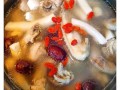 椰汁鸡煲 哪里（椰子水煲鸡汤的做法）