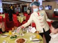 做餐饮服务员怎么样（餐饮服务员很累是吗）