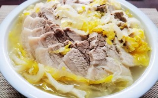 酸菜白肉是哪里的菜（酸菜下白肉什么意思）