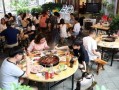 一家十几人的火锅店一年营业额,一家火锅餐厅怎么样英语