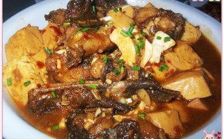 鲶鱼炖豆腐是哪里的菜（鲶鱼炖豆腐是哪里的菜系）