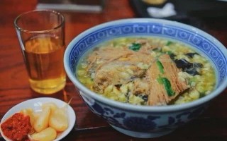 西安当地人在哪里吃美食（西安当地人在哪里吃美食好）