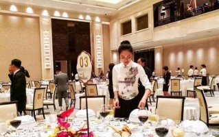 宴会服务员工作怎么样（宴会服务员和餐厅服务员一样吗？宴会服务员主要干什么）