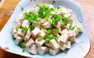 小葱拌豆腐是哪里的菜（小葱拌豆腐是哪里的菜系）