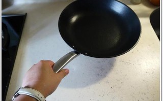 平底锅如何使用,平底锅放在哪里用最好