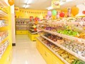 问：加盟个休闲零食的店怎么样？一年能赚五六万吗？房租两万左右的,零食加盟店怎么样经营