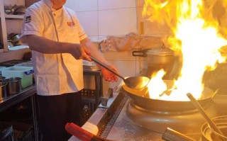 学厨师开个饭店怎么样（我一个亲戚他是厨师，开了家饭店。我想跟他去学。他会教会我吗?累不累啊）
