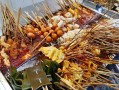 串串香在学校门口卖怎么样（摆摊卖串串香的利润怎么样）