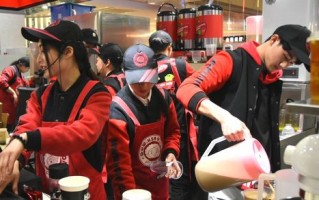 沪上阿姨工作怎么样累不累（沪上阿姨奶茶店上班累不累）