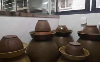 泡菜坛放哪里（泡菜坛放哪里最不占地方）