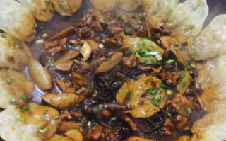 地锅鸡出自哪里,徐州老家地锅鸡在哪里吃