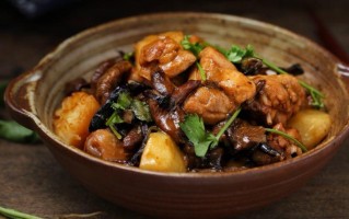鸡腿蘑菇哪里有（先炒蘑菇还是先炒小鸡腿）