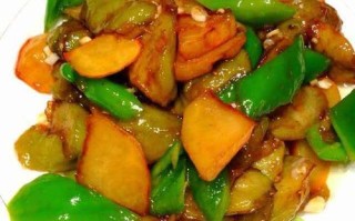 地三鲜是哪里的菜（地三鲜是豆角还是青椒）