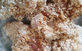 鸡腿面包起于哪里（鸡腿上怎么弄才能粘上面包糠）