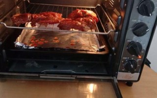 烤箱烤肉用烤盘还是烤架好,烤肉放烤箱哪里烤