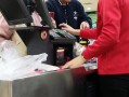 想找份汉堡店收银工作，有谁能告诉我，顾客点餐收银员是打字的，还是打编码,郑州酷比乐汉堡怎么样啊