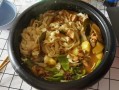 黄焖鸡是哪里的菜（黄焖鸡烩面的做法）