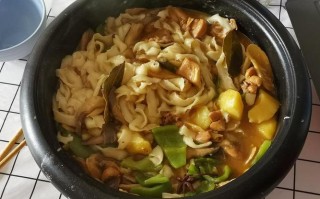 黄焖鸡是哪里的菜（黄焖鸡烩面的做法）