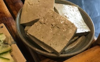 火锅豆腐哪里买（在重庆吃火锅有一种发黑的豆腐状的叫什么）