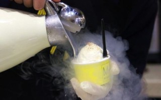 冒气的冰淇淋怎么样（吃完鼻子冒冷气的冰淇淋叫什么）