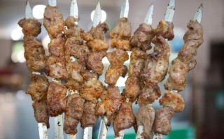 烤羊肉串是哪里肉（市场上的羊肉串是什么肉）