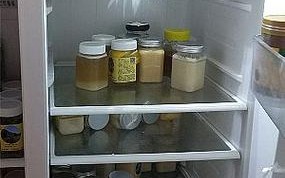 蜂蜜放哪里保存（蜂蜜是常温下保存好还是冰箱里冷藏好）