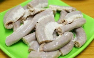 仔肠是哪里（有一种熟食叫子肠，是猪身上的，不知指哪一部分）
