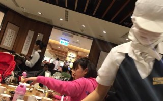 去迪拜语言不通怎么办,鼎泰丰服务员照片