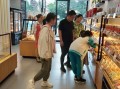 蛋糕店待遇怎么样（今天找了一份蛋糕店的营业员，不知道该不该做？各位帮帮我）