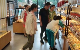 蛋糕店待遇怎么样（今天找了一份蛋糕店的营业员，不知道该不该做？各位帮帮我）