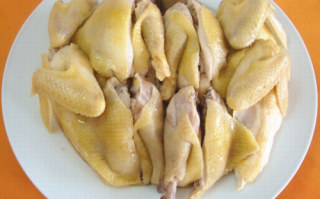 哪里吃土鸡（一人过河带三样东西鸡狗菜每次带一样人不在时鸡吃菜狗吃鸡怎样过三样东西完好）
