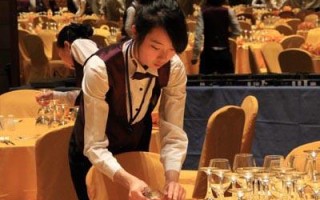 酒店餐厅服务员怎么样（酒店餐厅服务员怎么样才能服务好）