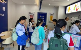 怎么样在大学校开奶茶店（我是学生，想在学校开个奶茶店怎么呀）