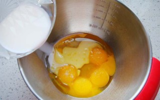 戚风蛋糕里面放一点盐是什么作用,做戚风蛋糕盐放哪里比较好