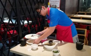 饭馆干服务员怎么样（做餐厅服务员累吗）