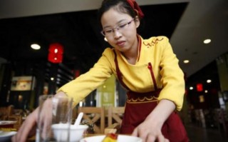 新开的饭店干服务员累么,在餐馆前厅工作怎么样呢