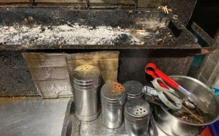 怎么样清洗烧烤摊（怎么样清洗烧烤摊的污渍）