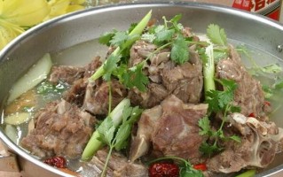 想开家羊蝎子火锅不知道夏天开羊蝎子火锅店会不会赔钱？有家19自助火锅倒是挺火的一年挣20多万,羊蝎子火锅店开怎么样的