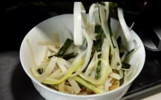 葱白水是大葱还是小葱熬出来的水,煎葱油用什么油