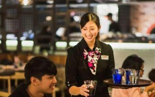 餐厅服务员怎么样（餐厅服务员怎么样给给顾客带来体验）