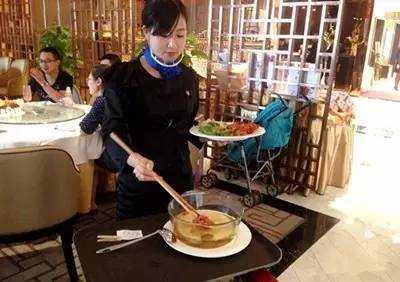 做饭店服务员好不好,饭店服务员怎么样能不累-第2张图片-厨房小当家 做饭店服务员好不好,饭店服务员怎么样能不累-第2张图片-厨房小当家