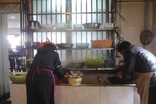 饭店后厨怎么样(厨师工作怎么样,累吗)-第1张图片-厨房小当家 饭店后厨怎么样(厨师工作怎么样,累吗)-第1张图片-厨房小当家