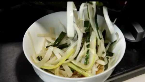 葱白水是大葱还是小葱熬出来的水,煎葱油用什么油-第1张图片-厨房小当家 葱白水是大葱还是小葱熬出来的水,煎葱油用什么油-第1张图片-厨房小当家