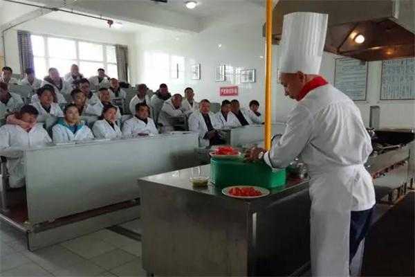 华飞餐饮培训靠谱吗,餐饮培训公司怎么样啊-第3张图片-厨房小当家